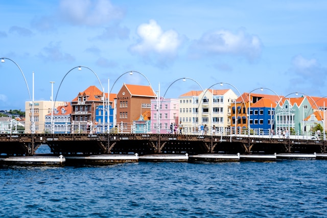 Kleurrijke gevels aan de Handelskade in Willemstad, Curaçao